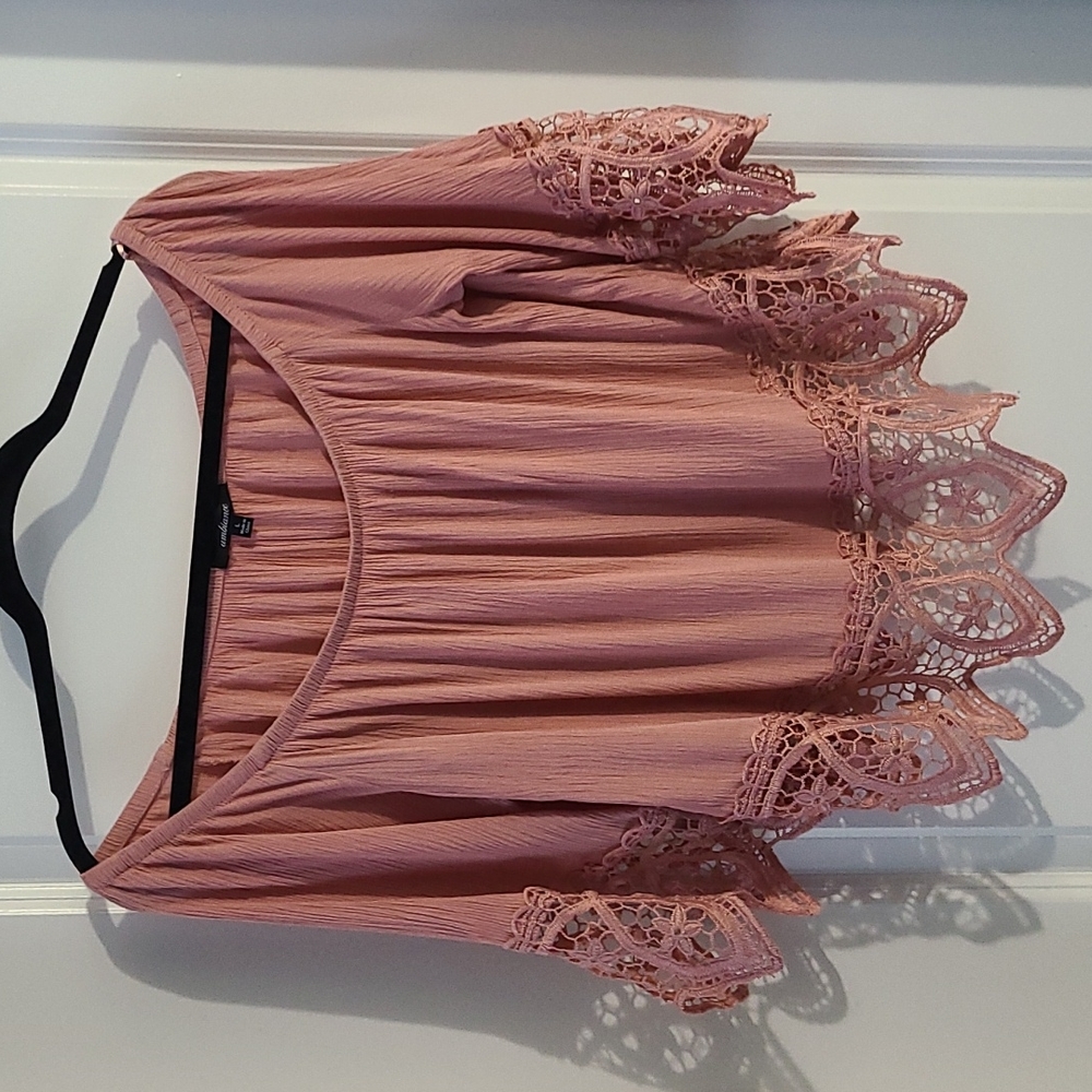 Shoulder pink laced top